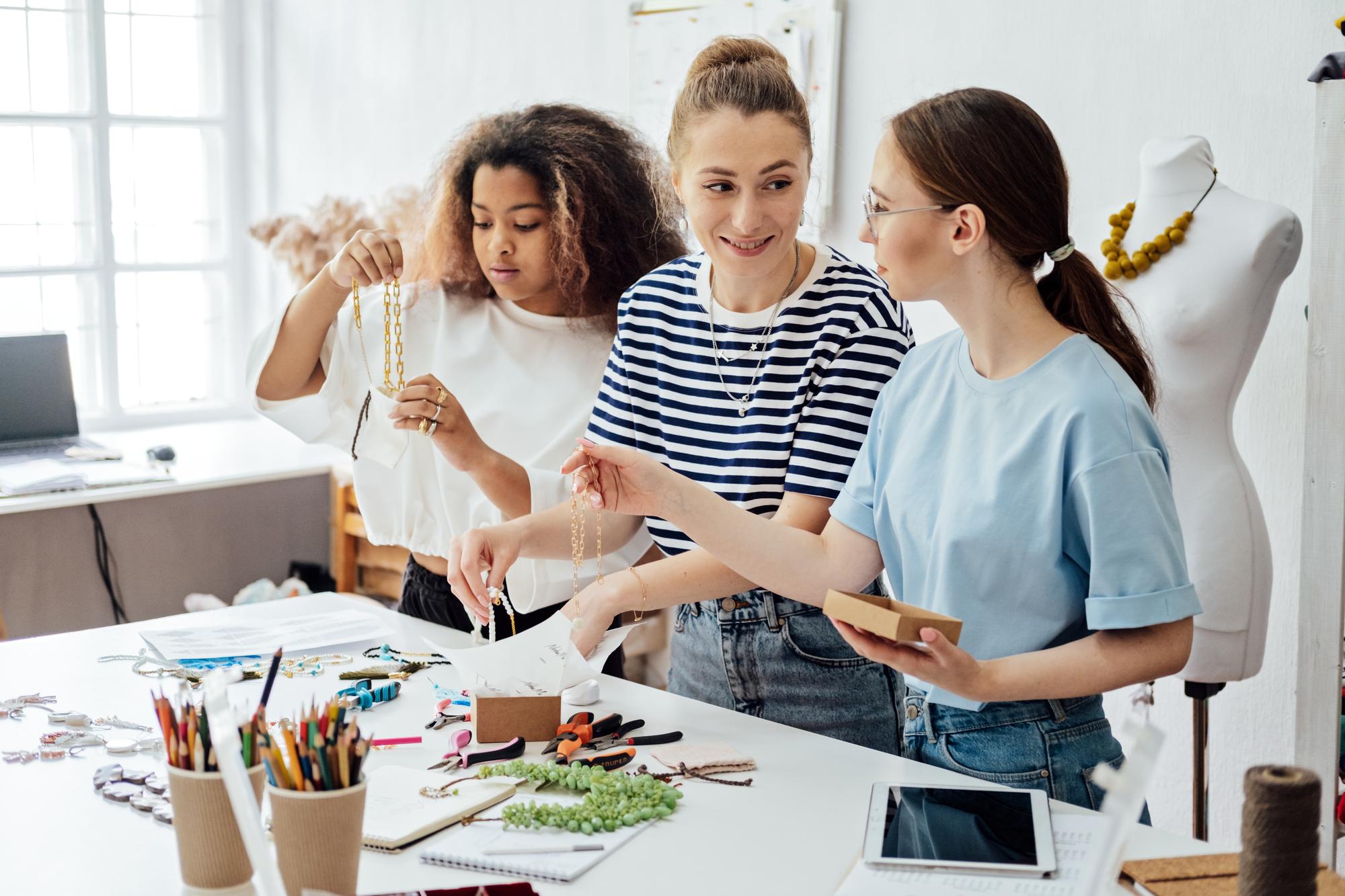 Corsi pratici: allievi al tavolo con telai